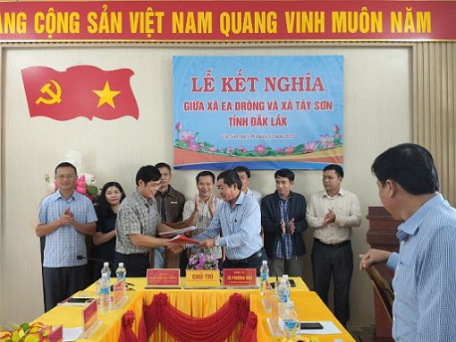 LỄ KẾT NGHĨA GIỮA XÃ TÂY SƠN VÀ XÃ EA DRÔNG